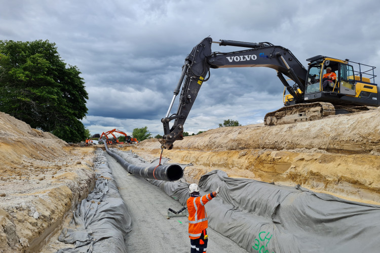 Employee trench digger Image 1